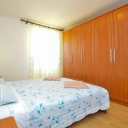 Laura - Pul470 By Interhome Pola