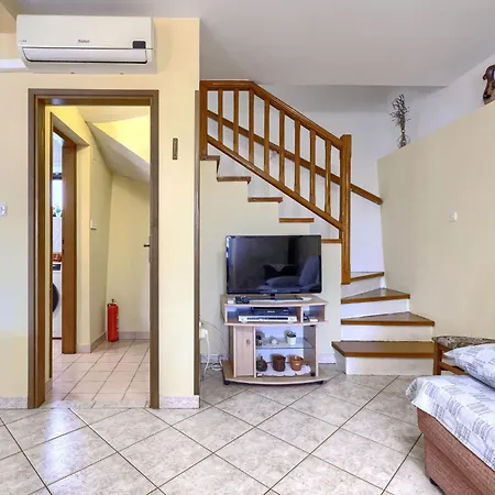 Laura - Pul470 By Interhome * Pola