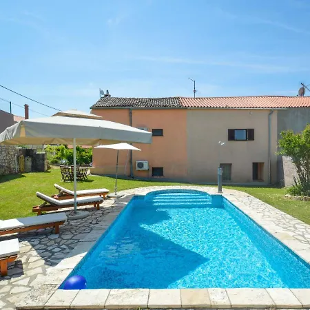 Holiday home Laura - Pul470 By Interhome