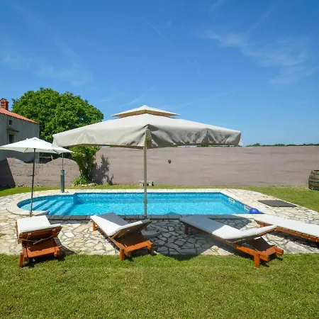 Holiday home Laura - Pul470 By Interhome