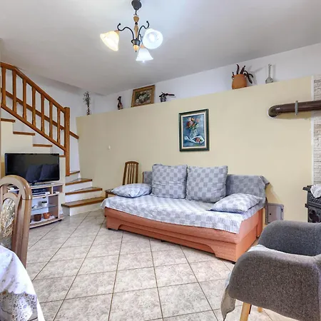 Laura - Pul470 By Interhome